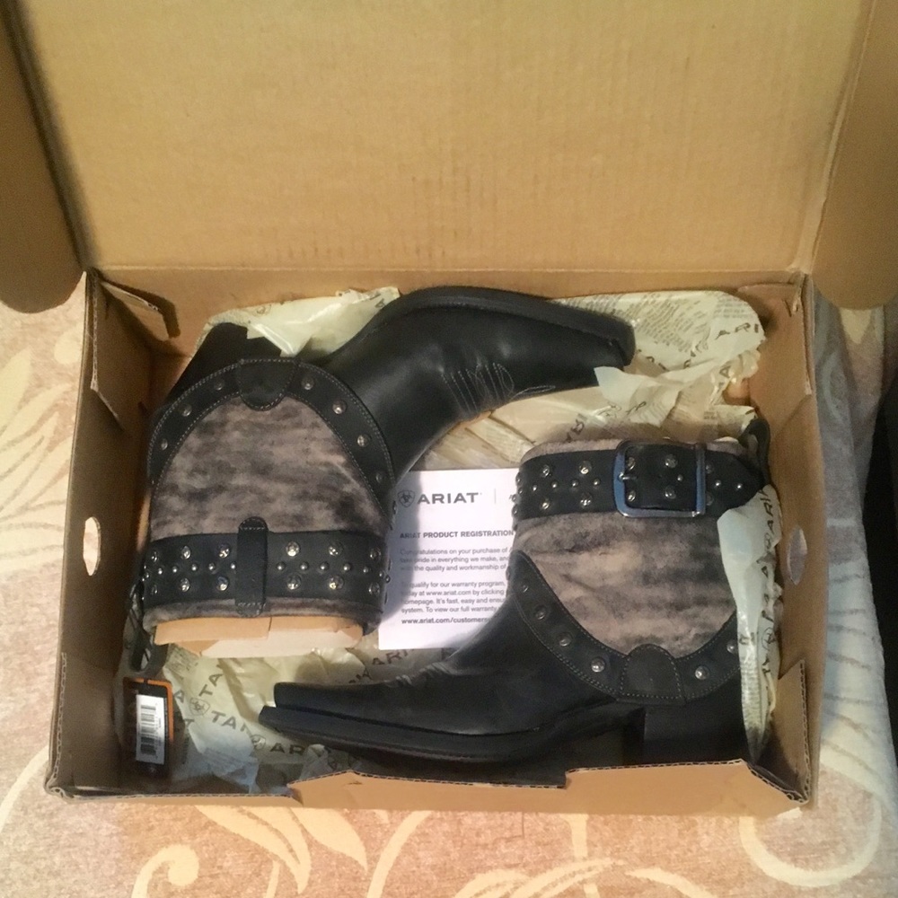 NWT Ariat boots. Tag states 7M-fits more like a 6M